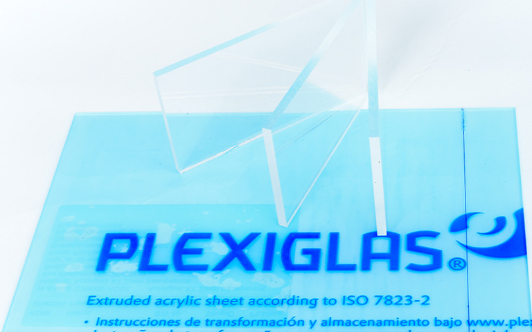 acrylic sheet vs plexiglass